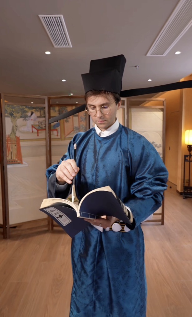 Marcus Détrez, fondateur de LDAO 8, en tenue de lettré chinois